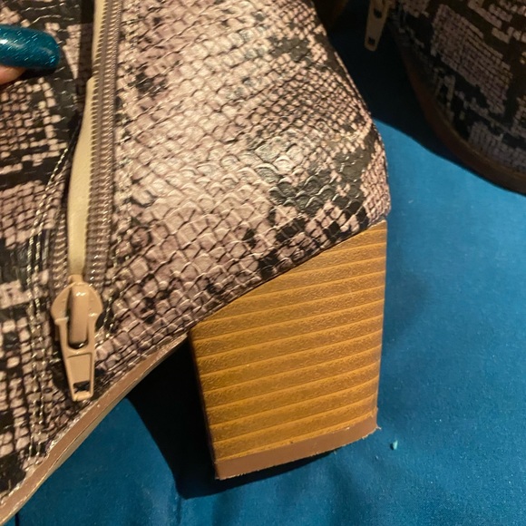 Snakeskin ankle booties.  Sz 7. - Picture 7 of 8